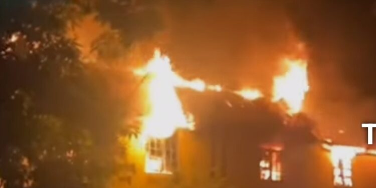 Rumah Warga di Pulau Barrang Lompo Terbakar, Warga Kesulitan Memadamkan Api