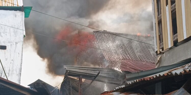 Kebakaran Hebat di Makassar, Tujuh Rumah Ludes Terbakar di Jalan Andi Tonro Enam