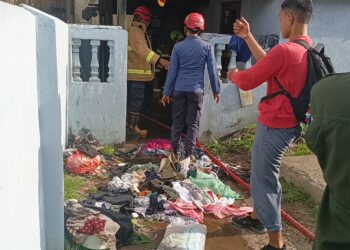 Delapan Rumah di Andi Tonro Makassar Ludes Terbakar, Lurah, Bhabinkamtibmas, dan Warga Gotong Royong Bantu Korban