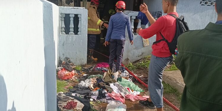 Delapan Rumah di Andi Tonro Makassar Ludes Terbakar, Lurah, Bhabinkamtibmas, dan Warga Gotong Royong Bantu Korban