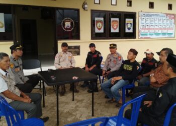 Dalam Menyikapi Perkembangan Sepekan Ini Kapolsek Tombolopao Melakukan Silaturahmi Bersama Semua Unsur