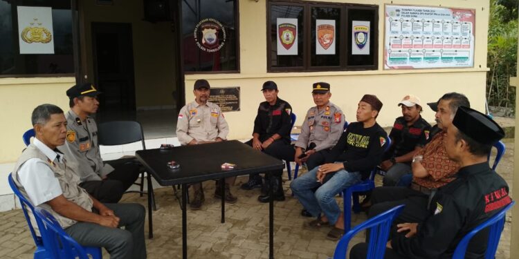 Dalam Menyikapi Perkembangan Sepekan Ini Kapolsek Tombolopao Melakukan Silaturahmi Bersama Semua Unsur