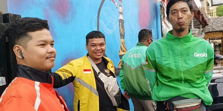 Raja Wangi Makassar Rayakan Anniversary ke-17, Bagikan 2.500 Botol Parfum Gratis untuk Ojol